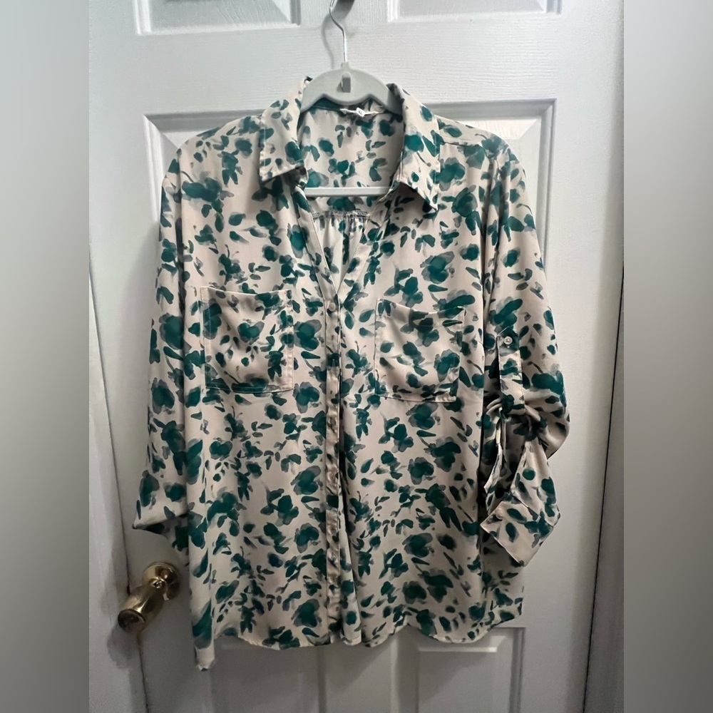 Maurices Green and White 3/4 Sleeve Button Down Blouse
